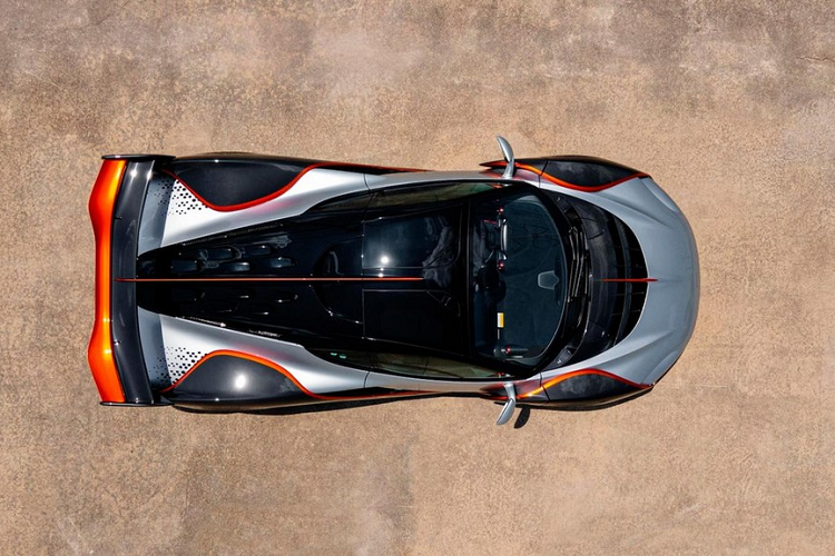 Chiếc siêu xe McLaren Sabre sắp được mang đi đấu giá có ngoại thất sơn màu bạc ánh kim và đen cùng sọc màu cam tạo điểm nhấn.