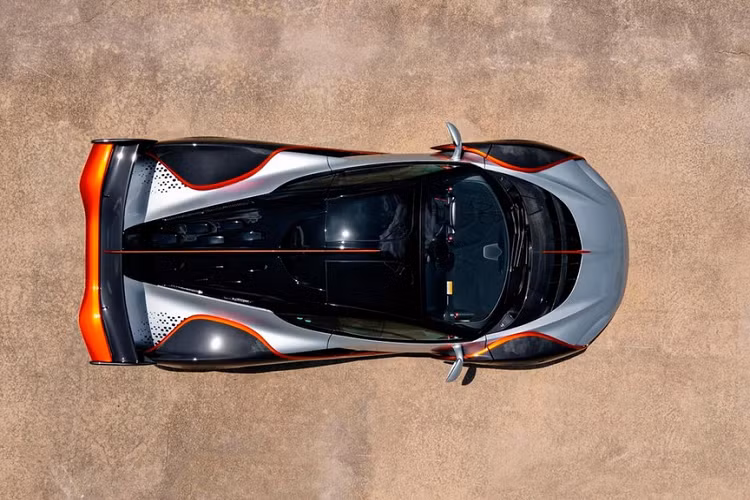 Chiếc siêu xe McLaren Sabre sắp được mang đi đấu giá có ngoại thất sơn màu bạc ánh kim và đen cùng sọc màu cam tạo điểm nhấn.