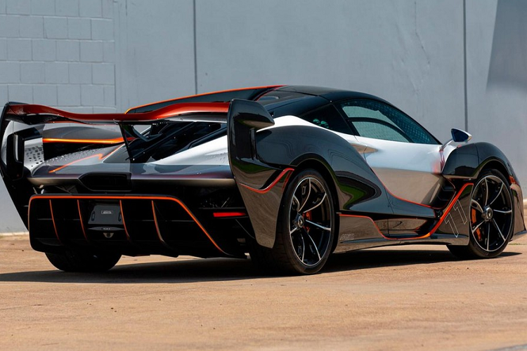 Bên trong khoang lái chiếc xe McLaren Sabre này có ghế đua carbon được bọc da Alacantar với mặt ghế tài xế hoàn thiện màu cam và ghế hành khách màu đen.