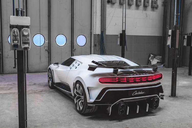 Về truyền động, Bugatti Centodieci được trang bị khối động cơ W16 8.0L với 4 bộ tăng áp, cho ra công suất tối đa 1.578 mã lực, mạnh hơn 99 mã lực so với Chiron, Chiron Pur Sport, Divo và La Voiture Noire.