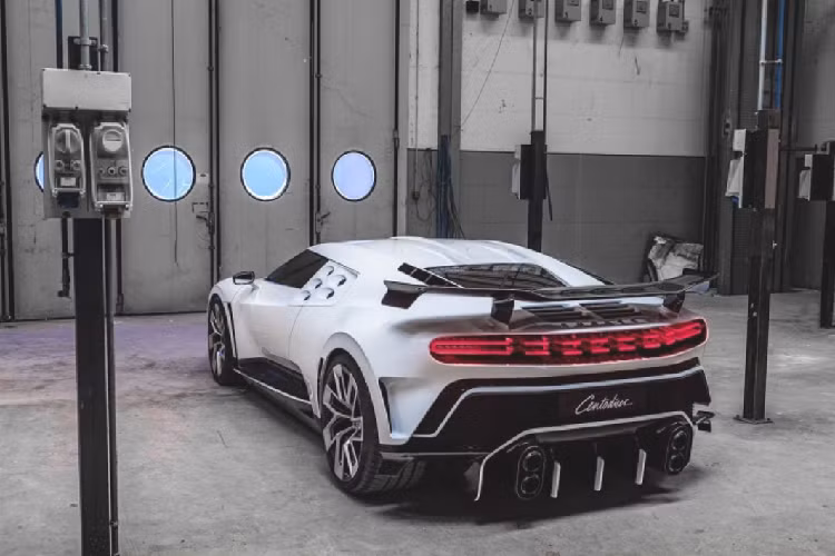 Về truyền động, Bugatti Centodieci được trang bị khối động cơ W16 8.0L với 4 bộ tăng áp, cho ra công suất tối đa 1.578 mã lực, mạnh hơn 99 mã lực so với Chiron, Chiron Pur Sport, Divo và La Voiture Noire.