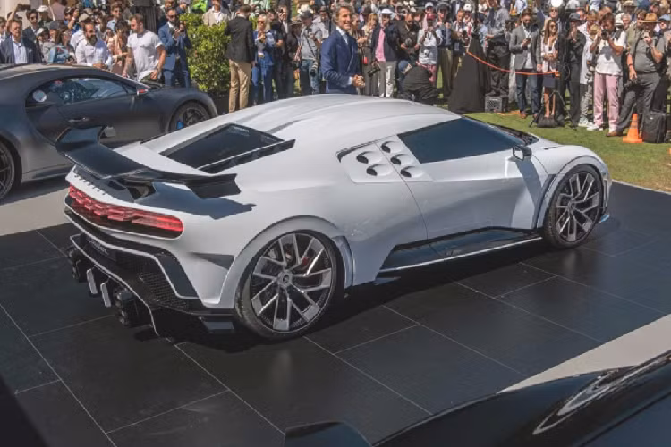 Cũng vì mức độ cực hiếm mà chỉ sau hơn 2 năm kể từ thời điểm chính thức ra mắt, đại lý Nhật Bản mới có thể rao bán một chiếc Centodieci với mức giá lên đến 14 triệu USD (khoảng 320 tỷ đồng). Không chỉ vậy, dù có “xuống đủ tiền” ở thời điểm hiện tại thì người mua vẫn phải chờ đến tháng 1/2023 mới được nhận xe.