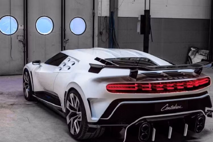 Từ đó, hypercar Bugatti Centodieci chỉ mất khoảng thời gian là 2,4 giây để tăng tốc từ 0 - 100 km/h, trước khi đạt vận tốc tối đa 380 km/h.