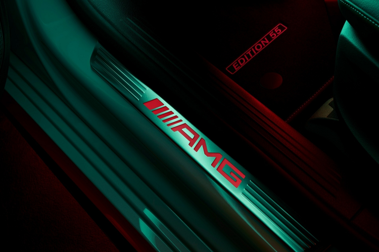 Trang bị động cơ của 2 phiên bản Edition 55 không có nhiều thay đổi. Trung tâm vẫn là khối động cơ 4 xi lanh tăng áp, dung tích 2.0L cho công suất tối đa 302 mã lực và mô-men xoắn cực đại 400 Nm. Thời gian tăng tốc từ 0 – 100 km/h của hai mẫu xe là 4,7 giây và tốc độ giới hạn ở 250 km/h.