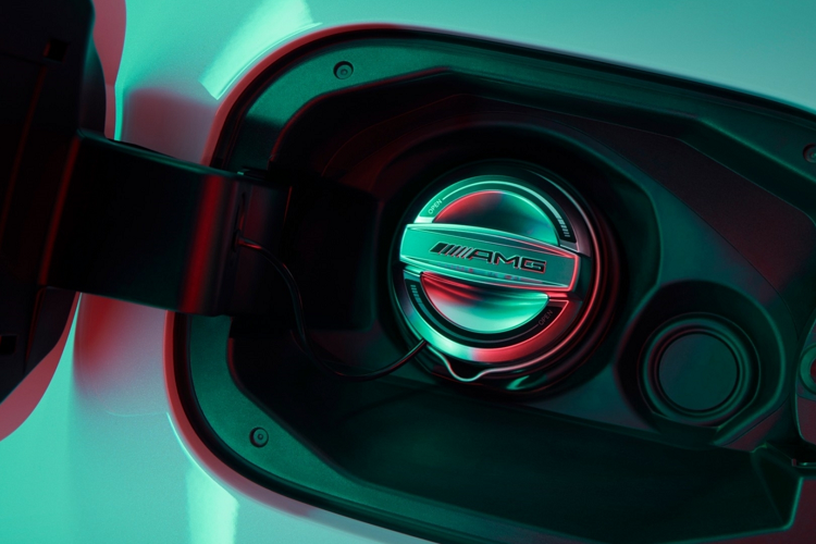 Không gian bên trong thiết kế tương phản với 2 tông màu đỏ đen, kết hợp với bộ ghế AMG Performance đặc biệt. Ngoài ra các điểm nhấn màu đỏ còn xuất hiện trên các chi tiết khác như ốp bệ cửa, thảm sàn và ốp cửa. Rải rác trong nội thất còn có thêm một số chi tiết bằng nhôm hay cụm vô lăng AMG Performance bọc chất liêu microfiber đính kèm huy hiệu Edition 55