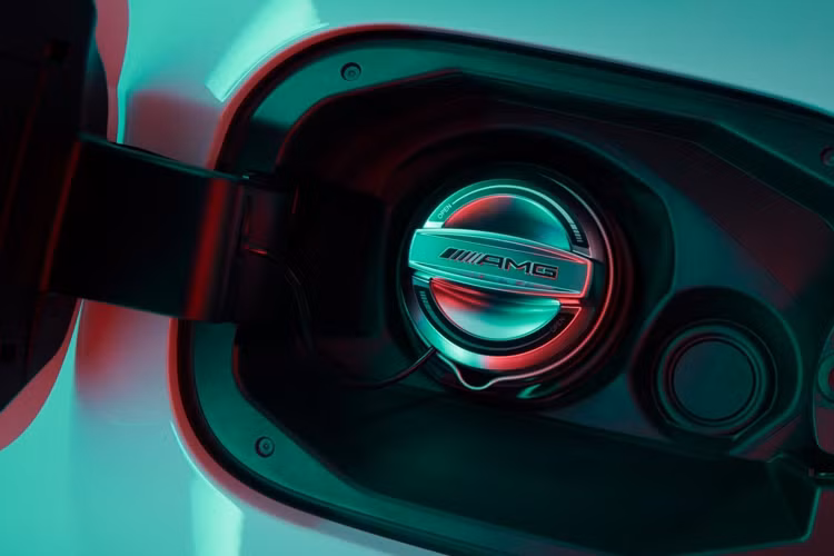 Không gian bên trong thiết kế tương phản với 2 tông màu đỏ đen, kết hợp với bộ ghế AMG Performance đặc biệt. Ngoài ra các điểm nhấn màu đỏ còn xuất hiện trên các chi tiết khác như ốp bệ cửa, thảm sàn và ốp cửa. Rải rác trong nội thất còn có thêm một số chi tiết bằng nhôm hay cụm vô lăng AMG Performance bọc chất liêu microfiber đính kèm huy hiệu Edition 55