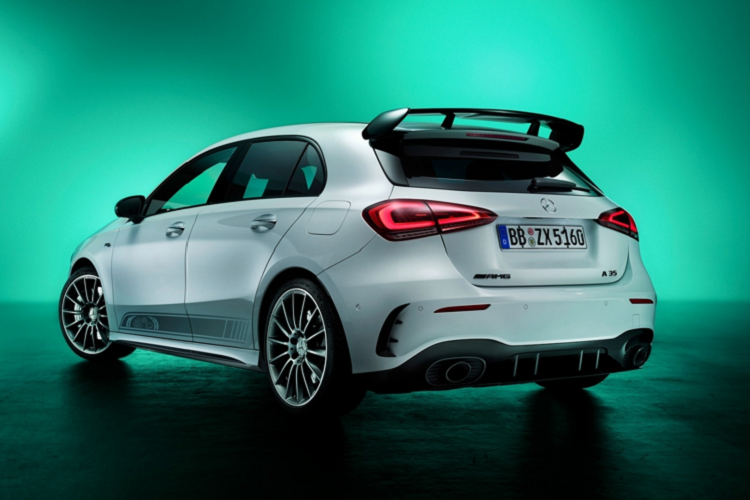 Khi mua xe, khách hàng cũng được tăng kèm một tấm phủ xe trong nhà AMG, với lớp ngoài màu đen và nổi bật logo AMG màu bạc.