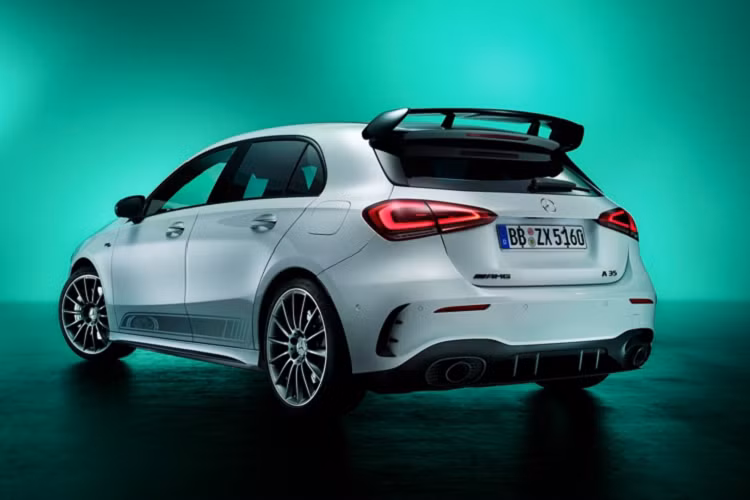 Khi mua xe, khách hàng cũng được tăng kèm một tấm phủ xe trong nhà AMG, với lớp ngoài màu đen và nổi bật logo AMG màu bạc.