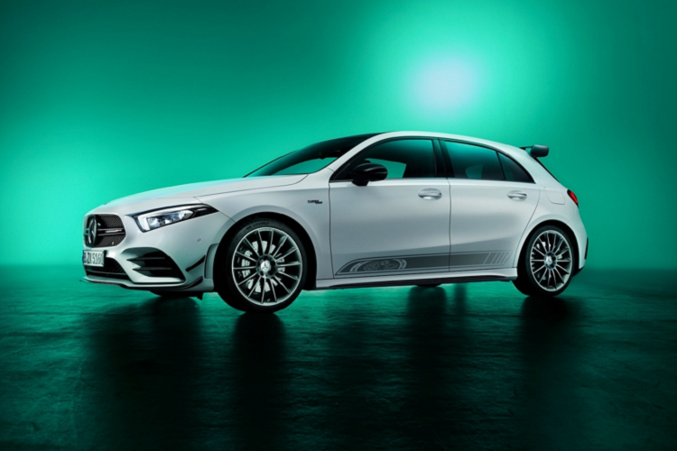 Giá xe Mercedes-AMG A35 và CLA35 2022 phiên bản đặc biệt Edition 55 sẽ có giá cao hơn phiên bản thường 12.614 EUR (312 triệu đồng). Hiện tại, cả hai mẫu A35 Edition 55 và CLA35 Edition 55 đều bắt đầu nhận đơn đặt hàng tại thị trường Châu Âu và có thể đặt hàng cho đến tháng 11 năm nay.