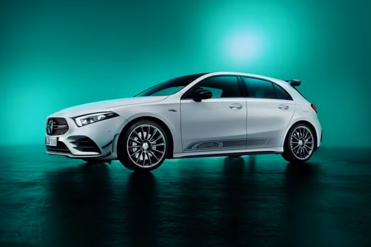 Giá xe Mercedes-AMG A35 và CLA35 2022 phiên bản đặc biệt Edition 55 sẽ có giá cao hơn phiên bản thường 12.614 EUR (312 triệu đồng). Hiện tại, cả hai mẫu A35 Edition 55 và CLA35 Edition 55 đều bắt đầu nhận đơn đặt hàng tại thị trường Châu Âu và có thể đặt hàng cho đến tháng 11 năm nay.