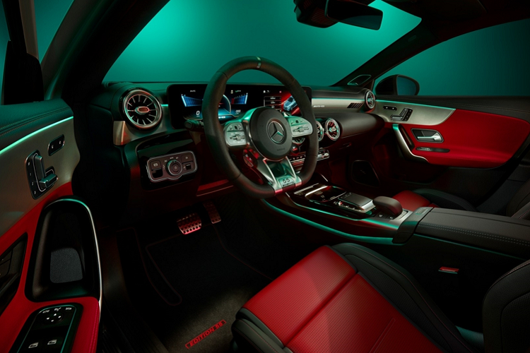 Ngoài ra Mercedes-AMG A35 và CLA35 đặc biệt còn được độ AMG Night và AMG Night II với các chi tiết được sơn đen bóng như gương chiếu hậu hay viền cửa sổ. Kết hợp với các chi tiết trên là ống cả chrome đen, cửa sổ và huy hiệu tối màu. Chưa dùng ở đó, các nhà thiết kế của Mercedes-AMG còn mang đến 2 màu sơn đặc biệt, Đen Cosmos Black metallic và Trắng Digital White metallic.