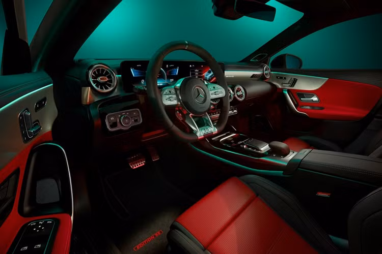 Ngoài ra Mercedes-AMG A35 và CLA35 đặc biệt còn được độ AMG Night và AMG Night II với các chi tiết được sơn đen bóng như gương chiếu hậu hay viền cửa sổ. Kết hợp với các chi tiết trên là ống cả chrome đen, cửa sổ và huy hiệu tối màu. Chưa dùng ở đó, các nhà thiết kế của Mercedes-AMG còn mang đến 2 màu sơn đặc biệt, Đen Cosmos Black metallic và Trắng Digital White metallic.