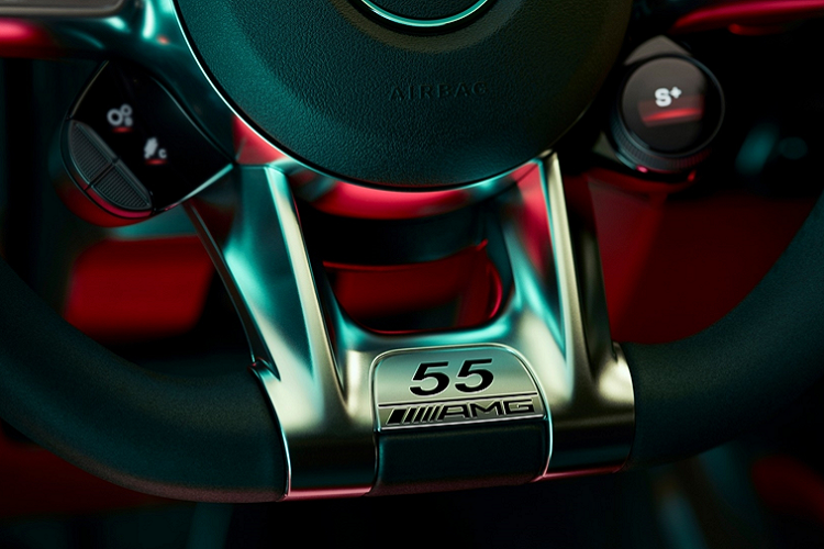 Đi kèm là bộ la-zăng hợp kim 19 inch thiết kế đa chấu và được hoàn thiện bởi màu xám titanium sơn kiểu mờ, trong khi phần viền được đánh bóng tương phản. Ngoài ra, thân xe còn có các họa tiết trang trí đặc biệt, kết hợp với nắp xăng mạ chrome và dập nổi dòng chữ AMG.