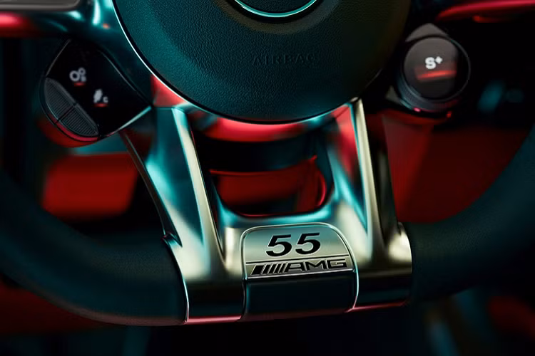 Đi kèm là bộ la-zăng hợp kim 19 inch thiết kế đa chấu và được hoàn thiện bởi màu xám titanium sơn kiểu mờ, trong khi phần viền được đánh bóng tương phản. Ngoài ra, thân xe còn có các họa tiết trang trí đặc biệt, kết hợp với nắp xăng mạ chrome và dập nổi dòng chữ AMG.