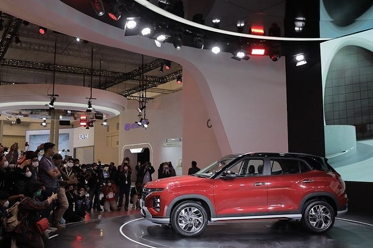 Hyundai Creta 2022 có thiết kế được ví như phiên bản thu nhỏ của Tucson thế hệ mới với lưới tản nhiệt không viền sơn màu đen, tích hợp dải đèn LED định vị ban ngày với thiết kế hình học mang tên “Parametric Hidden Lights”. Cụm đèn pha và đèn sương mù tích hợp thành một khối và được đặt thấp hơn, ngay phía trên cản va trước. Mặt ca-lăng sử dụng nhiều điểm nhấn màu bạc như đường viền lưới tản nhiệt và đường viền hốc hút gió trung tâm.