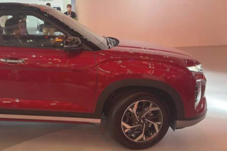 Một số thay đổi ngoại thất khác trên Hyundai Creta 2022 bao gồm nắp capo tái thiết kế, bộ mâm hợp kim 5 chấu kép 17 inch tạo hình sắc nét được sơn 2 tông màu thể thao, vòm bánh cơ bắp, cánh gió gắn trên nóc xe và ăng-ten vây cá mập. Bước vào trong cabin, tổng thể thiết kế nội thất của Hyundai Creta 2022 không thay đổi nhiều so với phiên bản tiền nhiệm.