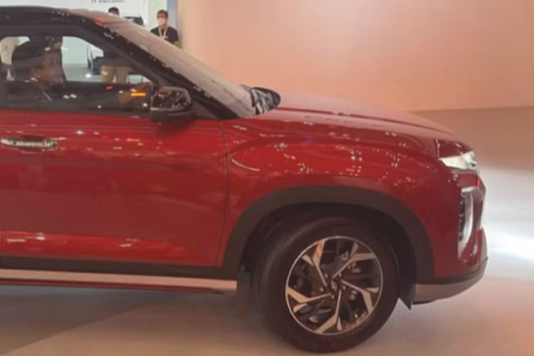 Một số thay đổi ngoại thất khác trên Hyundai Creta 2022 bao gồm nắp capo tái thiết kế, bộ mâm hợp kim 5 chấu kép 17 inch tạo hình sắc nét được sơn 2 tông màu thể thao, vòm bánh cơ bắp, cánh gió gắn trên nóc xe và ăng-ten vây cá mập. Bước vào trong cabin, tổng thể thiết kế nội thất của Hyundai Creta 2022 không thay đổi nhiều so với phiên bản tiền nhiệm.