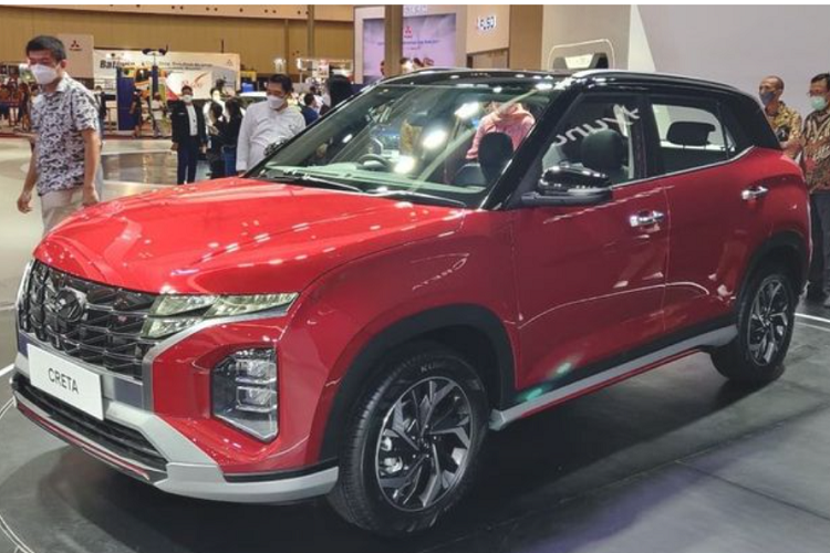 Được định vị trong cùng phân khúc SUV đô thị cỡ B, sự xuất hiện của Creta có thể sẽ khiến Hyundai Kona bị “khai tử” khỏi thị trường Việt Nam. Trong khi đại diện truyền thông TC Motor cho biết hãng vẫn bán song song cả hai mẫu, thì hầu hết các đại lý đều cho biết không có kế hoạch nhập mới mẫu Kona, cũng chưa có thông báo gì từ hãng.