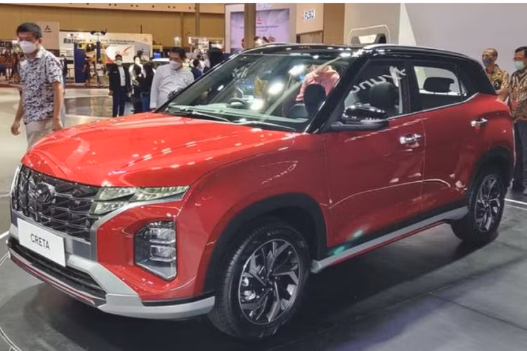 Được định vị trong cùng phân khúc SUV đô thị cỡ B, sự xuất hiện của Creta có thể sẽ khiến Hyundai Kona bị “khai tử” khỏi thị trường Việt Nam. Trong khi đại diện truyền thông TC Motor cho biết hãng vẫn bán song song cả hai mẫu, thì hầu hết các đại lý đều cho biết không có kế hoạch nhập mới mẫu Kona, cũng chưa có thông báo gì từ hãng.