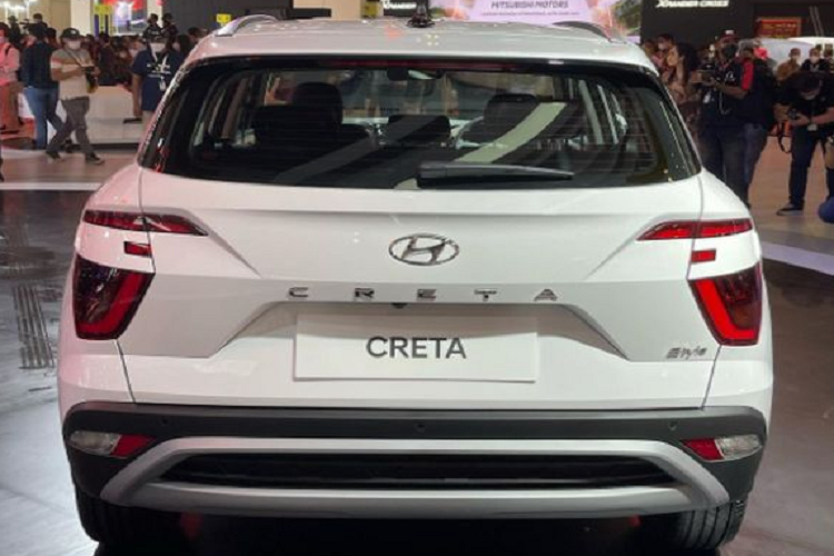 Lùi ra phía sau, cụm đèn hậu của Hyundai Creta hoàn toàn mới vẫn duy trì những đường nét thiết kế đặc trưng từ thế hệ tiền nhiệm nhưng được tinh chỉnh lại để đem tới cái nhìn hiện đại và tinh tế hơn. Trên cửa hậu là một đường gân dập nổi chạy ngang tạo cảm giác năng động, thể thao, trong khi cản va sau cũng có chi tiết trang trí ốp bạc tương tự như mặt ca-lăng.