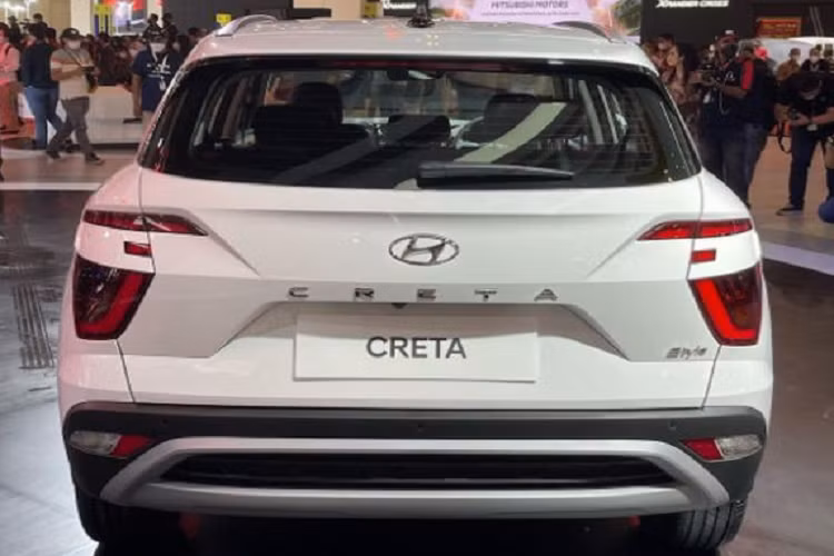 Lùi ra phía sau, cụm đèn hậu của Hyundai Creta hoàn toàn mới vẫn duy trì những đường nét thiết kế đặc trưng từ thế hệ tiền nhiệm nhưng được tinh chỉnh lại để đem tới cái nhìn hiện đại và tinh tế hơn. Trên cửa hậu là một đường gân dập nổi chạy ngang tạo cảm giác năng động, thể thao, trong khi cản va sau cũng có chi tiết trang trí ốp bạc tương tự như mặt ca-lăng.