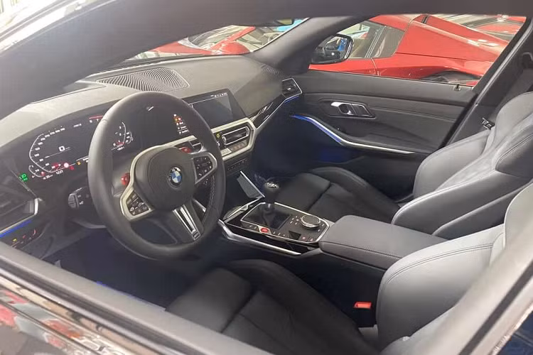 Xe có trang bị hộp số sàn 6 cấp không chỉ còn nhẹ hơn khoảng 22,7 kg so với loại tự động 8 cấp mà rất phù hợp cho các tay đua muốn trải nghiệm cảm giác sang số quen thuộc trên các mẫu xe hiệu suất cao của hãng xe BMW trứ danh.