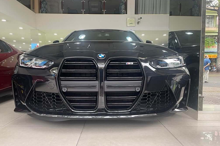 Chiếc xe BMW M3 G80 đầu tiên cập bến Việt Nam thuộc phiên bản sedan, ngoại thất xe được sơn màu đen với nhiều chi tiết thể hiện ngay mình là 1 bản hiệu suất cao M Performance trứ danh của hãng xe BMW đình đám trên thế giới.