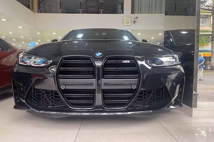 Chiếc xe BMW M3 G80 đầu tiên cập bến Việt Nam thuộc phiên bản sedan, ngoại thất xe được sơn màu đen với nhiều chi tiết thể hiện ngay mình là 1 bản hiệu suất cao M Performance trứ danh của hãng xe BMW đình đám trên thế giới.