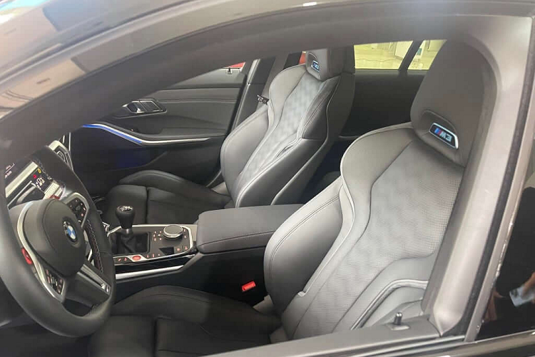 Nhưng nói gì về BMW M3 cũng phải kể đến động cơ và thông số của mẫu xe sedan hiệu suất cao này. BMW M3 G80 được trang bị động cơ xăng 6 xi-lanh, tăng áp kép, dung tích 3.0 lít, sản sinh công suất tối đa 473 mã lực và mô-men xoắn cực đại 550 Nm, hệ dẫn động cầu sau.