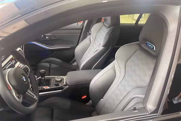 Nhưng nói gì về BMW M3 cũng phải kể đến động cơ và thông số của mẫu xe sedan hiệu suất cao này. BMW M3 G80 được trang bị động cơ xăng 6 xi-lanh, tăng áp kép, dung tích 3.0 lít, sản sinh công suất tối đa 473 mã lực và mô-men xoắn cực đại 550 Nm, hệ dẫn động cầu sau.