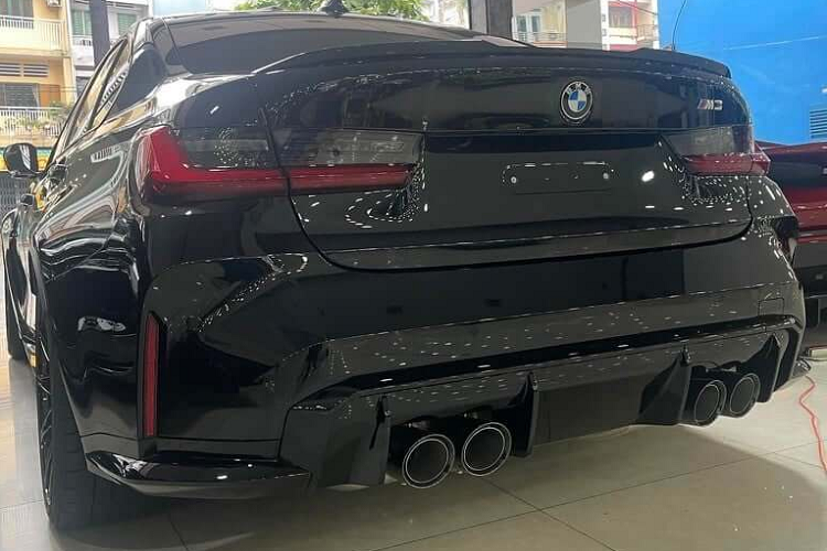 Đầu tiên là mặt tiền xe có lưới tản nhiệt quả thận lớn, thiết kế mới đính kèm thêm logo M3 và hốc gió trước được chia đôi, tách ra bởi lưới tản nhiệt kéo dài xuống cản va trước. Toàn bộ các chi tiết này đều được sơn đen, tông xuyệt tông ngoại thất. Các hốc gió bên cũng được tạo hình dữ dằn. 