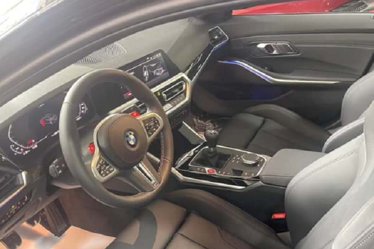 Tiến vào bên trong khoang lái, BMW M3 G80 có ghế ngồi rất mượt mà, logo M3 trên tựa đầu ghế, xe có trang bị là bảng đồng hồ kỹ thuật số với màn hình 12,3 inch, hệ thống thông tin giải trí được kết nối qua màn hình 10,25 inch có hỗ trợ Apple CarPlay, Android Auto và bản đồ BMW Maps dựa trên công nghệ điện toán đám mây.
