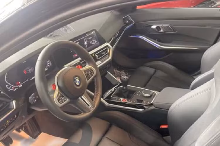 Tiến vào bên trong khoang lái, BMW M3 G80 có ghế ngồi rất mượt mà, logo M3 trên tựa đầu ghế, xe có trang bị là bảng đồng hồ kỹ thuật số với màn hình 12,3 inch, hệ thống thông tin giải trí được kết nối qua màn hình 10,25 inch có hỗ trợ Apple CarPlay, Android Auto và bản đồ BMW Maps dựa trên công nghệ điện toán đám mây.