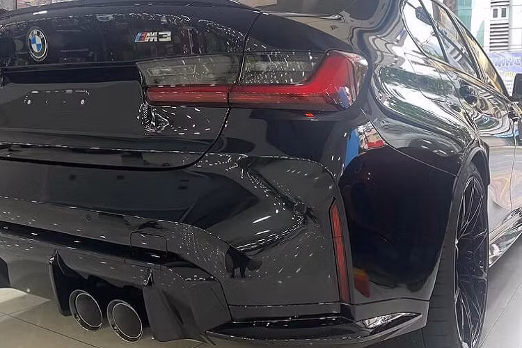 Được biết chủ nhân cũng như đơn vị nhập khẩu vẫn chưa công bố giá xe BMW M3 thế hệ mới tại Việt Nam, tuy nhiên tại thị trường Mỹ, mẫu xe hiệu năng cao này có giá khoảng 70.000 USD tương đương 1,6 tỷ đồng. Mức giá dự đoán của mẫu xe này sau thuế tại nước ta sẽ khoảng hơn 4 tỷ đồng.