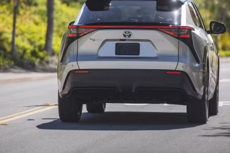 Hiện Toyota chưa cung cấp nguyên nhân của tình trạng này trên phiên bản AWD và đang nỗ lực để khắc phục vấn đề sạc nhanh. Hiện giá xe Toyota bZ4X 2023 phân phối tại thị trường Mỹ từ 42.000 USD đến 48.780 USD (khoảng 950 triệu -1,2 tỷ đồng) tùy từng phiên bản, dự kiến chiếc xe này sẽ có mặt tại Việt Nam vào tháng 12/2022