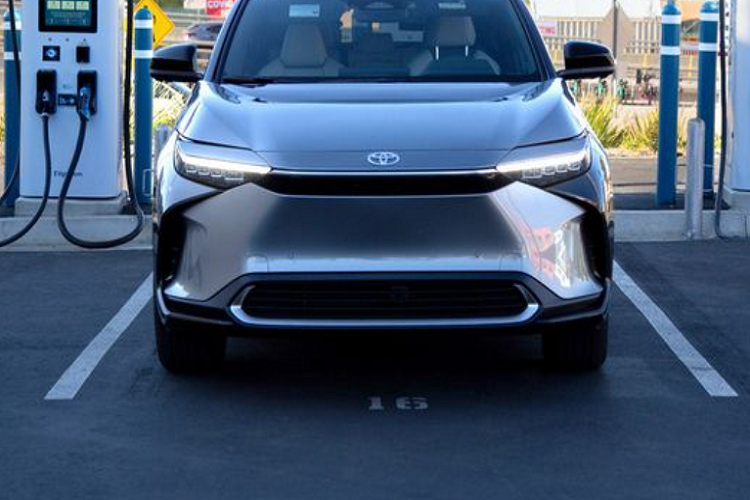 Điều này có thể là một bất lợi lớn của Toyota bZ4X khi cạnh tranh với những đối thủ tại các thị trường có nhiệt độ luôn ở mức thấp như Canada hay các nước Bắc Âu - vốn là những nơi rất ưa chuộng xe thuần điện. Tuy nhiên với phiên bản sử dụng dẫn động cầu sau, tính năng sạc nhanh DC không bị ảnh hưởng.