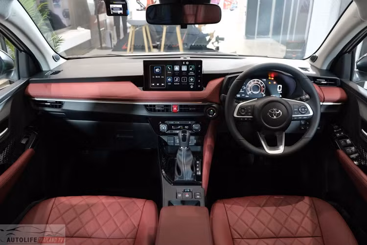 Bước vào bên trong, mẫu xe sedan Toyota Vios Premium Luxury 2023, người lái sẽ cảm nhận được sự khác biệt rõ ràng với 3 phiên bản còn lại. Theo đó, phiên bản cao cấp nhất được trang bị nội thất bọc da màu đỏ phối đen tương phản nổi bật.