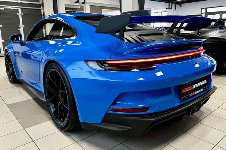 Hiện tại, các khách hàng trong nước muốn tìm chơi phiên bản Porsche 911 GT3 thế hệ 992 chỉ có thể mua xe qua các công ty nhập khẩu tư nhân. Giá xe Porsche 911 GT3 2022 theo hình thức nhập khẩu không chính hãng ước tính sẽ không thấp hơn 20 tỷ đồng. Còn tại thị trường nước ngoài, xe có mức giá khởi điểm từ 161.100 đô la, tương đương 3,68 tỷ đồng, chưa bao gồm các loại phí khác.
