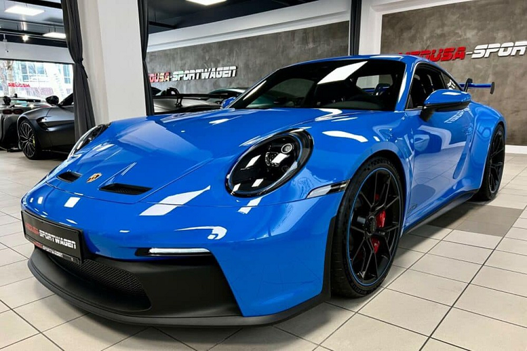 Hiện chiếc xe thể thao Porsche 911 GT3 2022 của người này đã về đến Việt Nam được hơn 1 tháng và nhanh chóng bàn giao cho chủ nhân. Dù quá trình xe được mang về nước đều được giữ bí mật. Trong khi đại lý từ chối việc nhập xe 911 GT3 2022 về nước, giới nhập xe tư nhân liên tục chào hàng Porsche 911 GT3 2022 với đủ màu sắc kèm lời chốt xe có sẵn, khách cọc tiền là sẽ mang xe về ngay.