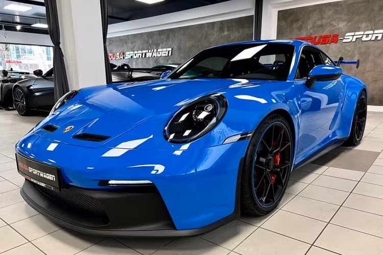 Hiện chiếc xe thể thao Porsche 911 GT3 2022 của người này đã về đến Việt Nam được hơn 1 tháng và nhanh chóng bàn giao cho chủ nhân. Dù quá trình xe được mang về nước đều được giữ bí mật. Trong khi đại lý từ chối việc nhập xe 911 GT3 2022 về nước, giới nhập xe tư nhân liên tục chào hàng Porsche 911 GT3 2022 với đủ màu sắc kèm lời chốt xe có sẵn, khách cọc tiền là sẽ mang xe về ngay.