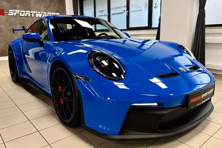 Dòng xe Porsche 911 đã có tuổi đời gần 6 thập kỷ và đang trở thành 1 biểu tượng của làng xe thể thao tốc độ trên thế giới. Tại thị trường Việt Nam ước tính đã có hàng trăm chiếc xe Porsche 911 được mang về nước để phục vụ giới nhà giàu Việt theo hình thức nhập khẩu chính hãng và tư nhân. Trong số này, Porsche 911 phiên bản 992 đang nhận được sự quan tâm không nhỏ của giới đại gia.