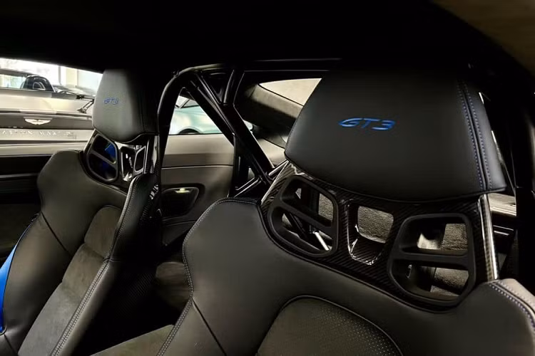 Sức mạnh của xe đua đường phố Porsche 911 GT3 phiên bản 992 chỉ mất mất thời gian từ 3,4 giây đến 3,9 giây để tăng tốc từ vị trí xuất phát lên 100 km/h, tùy theo việc xe sử dụng hộp số 7 tốc độ PDK hay số sàn. Vận tốc tối đa trên bản sử dụng số sàn là 320 km/h và số tự động là 318 km/h.