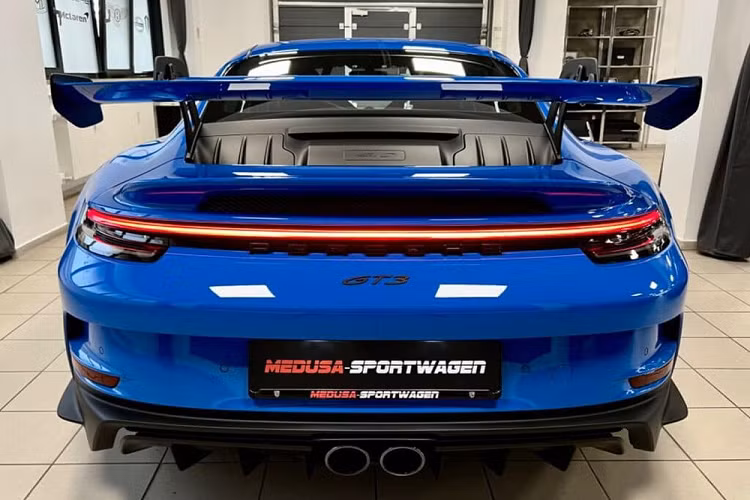 Dù là vậy, nhiều người thích chơi dòng xe thể thao tốc độ Porsche 911 GT3 phiên bản 992 vẫn không thể ngồi xuống ký vào giấy đặt cọc mua xe. Theo anh T một người chơi xe lâu năm ở Sài thành đã muốn trải nghiệm một chiếc xe 2 cửa tốc độ dù đã từng sở hữu vài siêu xe khác nhai nhưng hơn 3 năm qua chỉ chạy các dòng SUV, sedan hạng sang và nay muốn tìm lại cảm giác "dính ghế" nên có hỏi mua Porsche 911 GT3 2022 mới từ đại lý.