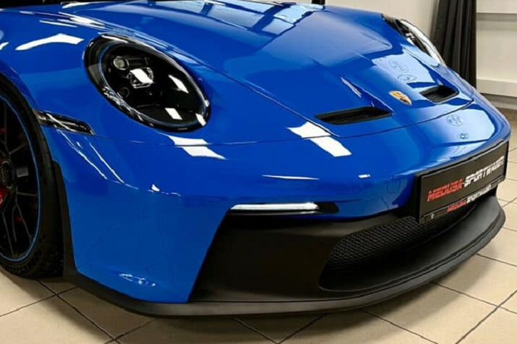 Cũng giống như nhiều người khác, anh đã được nhân viên bán hàng của Porsche Việt Nam khéo léo từ chối việc đặt xe 911 GT3 bản 992 với lý do không thể đăng kiểm tại Việt Nam vì khoảng sáng gầm của mẫu xe này quá thấp, không phù hợp với yêu cầu. Khi biết được xe thể thao Porsche 911 GT3 thế hệ mới không thể về nước theo diện nhập khẩu chính hãng, vài người chuyển sang mua các phiên bản khác và có duy nhất 1 khách hàng đã chọn mua theo hình thức nhập ngoài.