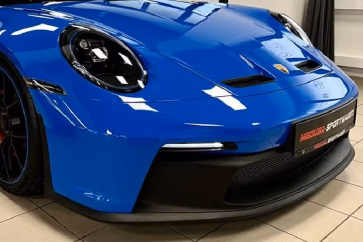 Cũng giống như nhiều người khác, anh đã được nhân viên bán hàng của Porsche Việt Nam khéo léo từ chối việc đặt xe 911 GT3 bản 992 với lý do không thể đăng kiểm tại Việt Nam vì khoảng sáng gầm của mẫu xe này quá thấp, không phù hợp với yêu cầu. Khi biết được xe thể thao Porsche 911 GT3 thế hệ mới không thể về nước theo diện nhập khẩu chính hãng, vài người chuyển sang mua các phiên bản khác và có duy nhất 1 khách hàng đã chọn mua theo hình thức nhập ngoài.