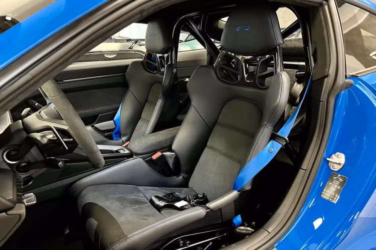 Điểm làm nên sự hấp dẫn cho Porsche 911 GT3 thế hệ mới chính là việc được ra đời với sự hỗ trợ của bộ phận xe đua nên khối động cơ 6 xi-lanh hút khí tự nhiên, dung tích 4.0 lít của xe sẽ sản sinh công suất tối đa 503 mã lực tại vòng tua máy 8.400 vòng/phút và mô-men xoắn cực đại 470 Nm tại tua máy 6.100 vòng/phút.