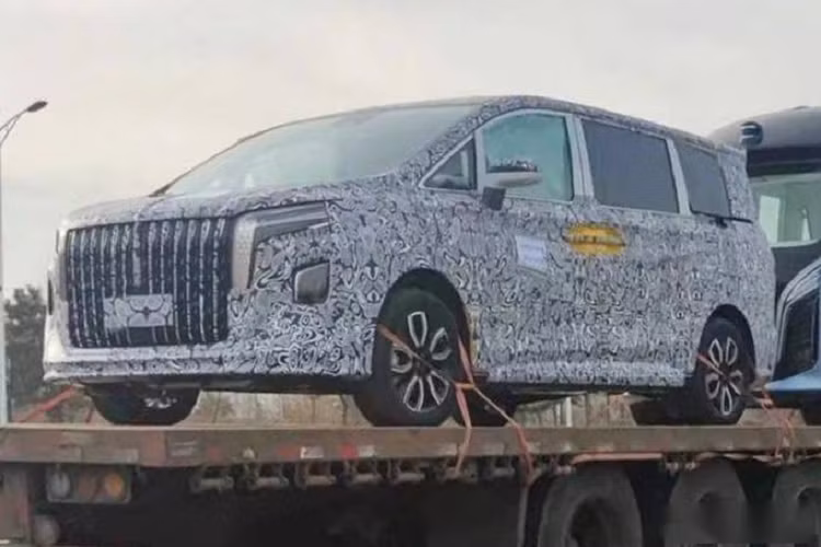 Ở Hồng Kỳ H9, động cơ này kết hợp với công nghệ mild hybrid 48V, tạo ra công suất tối đa 252 mã lực và mô-men xoắn cực đại 380 Nm. Ngoài ra, mẫu MPV này còn được trang bị hộp số tự động 8 cấp.