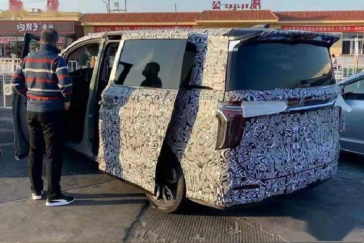 Ngoài ra, lưới tản nhiệt còn được bao quanh bằng nẹp mạ crôm dày dặn ở hai bên. Nẹp mạ crôm này nối liền với dải đèn LED định vị ban ngày nằm sát với nắp ca-pô. Trong khi đó, cụm đèn pha của mẫu MPV này nằm thấp ở bên dưới, tại hai góc của cản trước. Vòng sang bên sườn, chúng ta sẽ bắt gặp các cột mạ crôm, tạo cảm giác sang trọng và bộ vành hợp kim 5 chấu kép. Là xe MPV nên đương nhiên tân binh của thương hiệu Hồng Kỳ cũng được trang bị cửa trượt bên sườn.