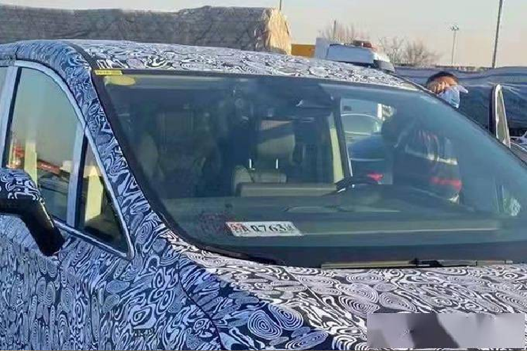 Hàng ghế giữa sẽ đi kèm 2 ghế thương gia nằm tách rời nhau. Bên cạnh đó là màn hình thông tin giải trí cỡ lớn nằm độc lập trên mặt táp-lô. Dự kiến, xe còn có những tính năng như sưởi ấm, làm mát và massage ở ghế.Dự đoán, mẫu MPV mới của Hồng Kỳ sẽ dùng động cơ xăng 4 xi-lanh, tăng áp, dung tích 2.0L thế hệ thứ ba. Thông tin về động cơ này hiện vẫn chưa được hé lộ. Tuy nhiên, sẽ không ngạc nhiên nếu đây chính là động cơ dùng cho Hồng Kỳ H9.