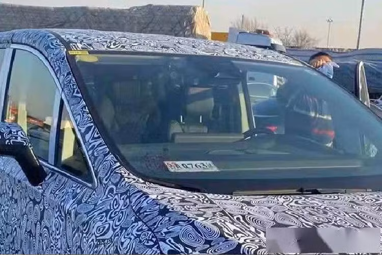 Hàng ghế giữa sẽ đi kèm 2 ghế thương gia nằm tách rời nhau. Bên cạnh đó là màn hình thông tin giải trí cỡ lớn nằm độc lập trên mặt táp-lô. Dự kiến, xe còn có những tính năng như sưởi ấm, làm mát và massage ở ghế.Dự đoán, mẫu MPV mới của Hồng Kỳ sẽ dùng động cơ xăng 4 xi-lanh, tăng áp, dung tích 2.0L thế hệ thứ ba. Thông tin về động cơ này hiện vẫn chưa được hé lộ. Tuy nhiên, sẽ không ngạc nhiên nếu đây chính là động cơ dùng cho Hồng Kỳ H9.